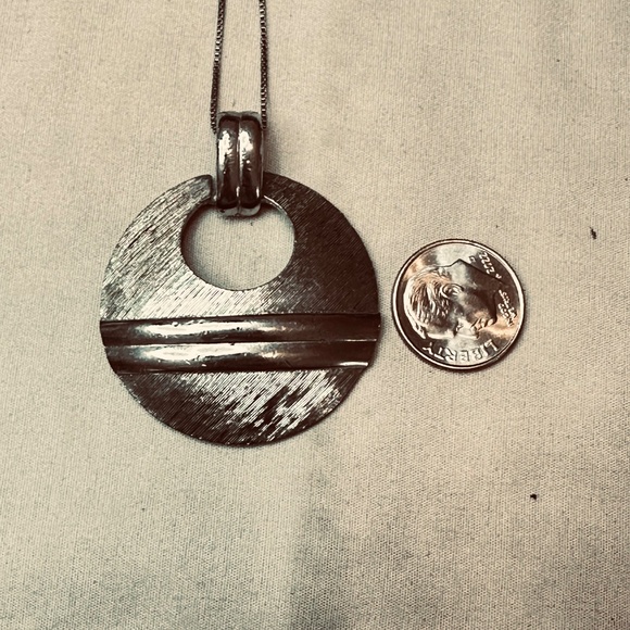 Silver Tone Round Pendant w/Open Circle at top & 2 Bands Across Middle Vintage - Picture 9 of 10